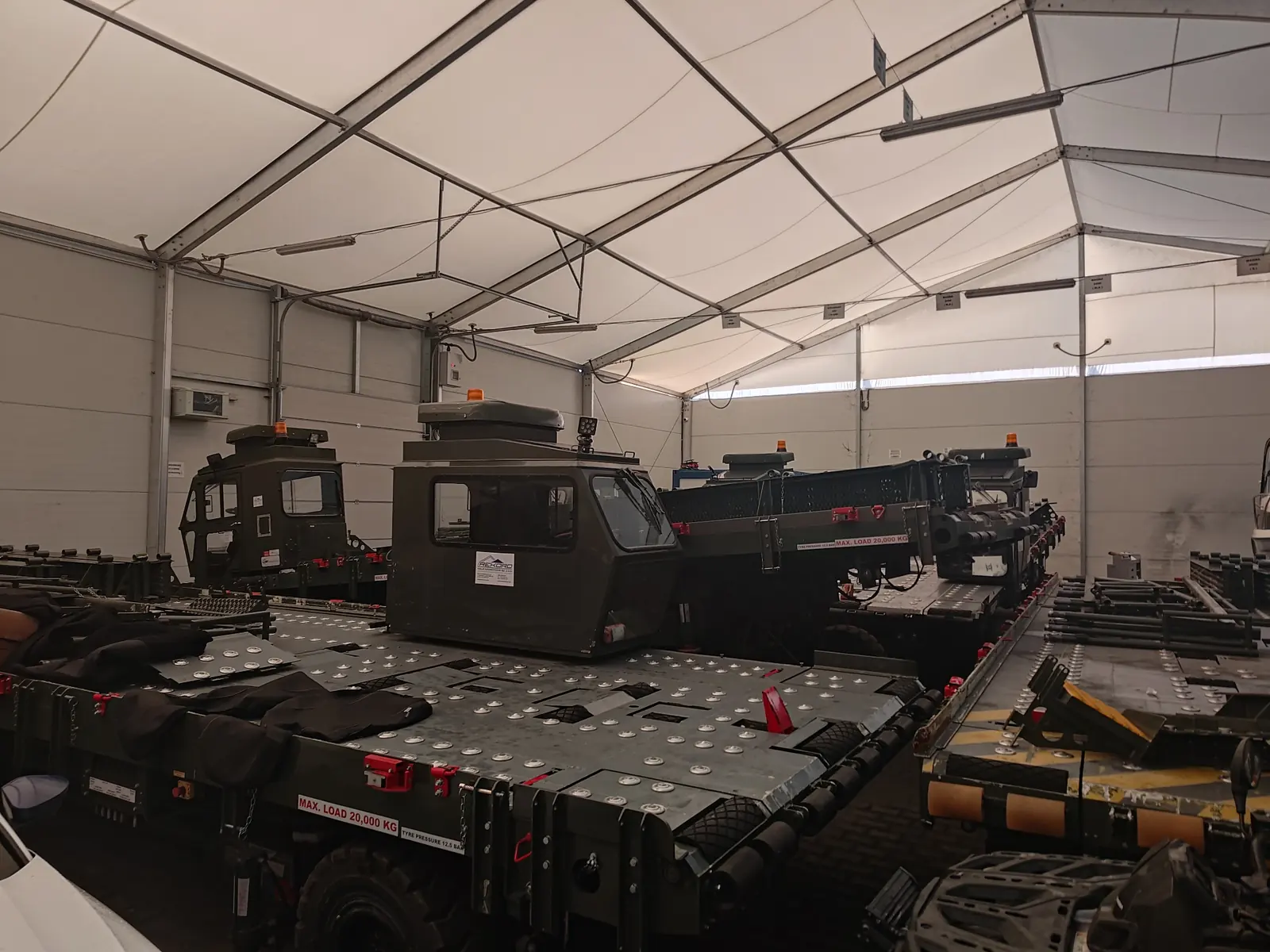 Platform loaders / Cargo loaders