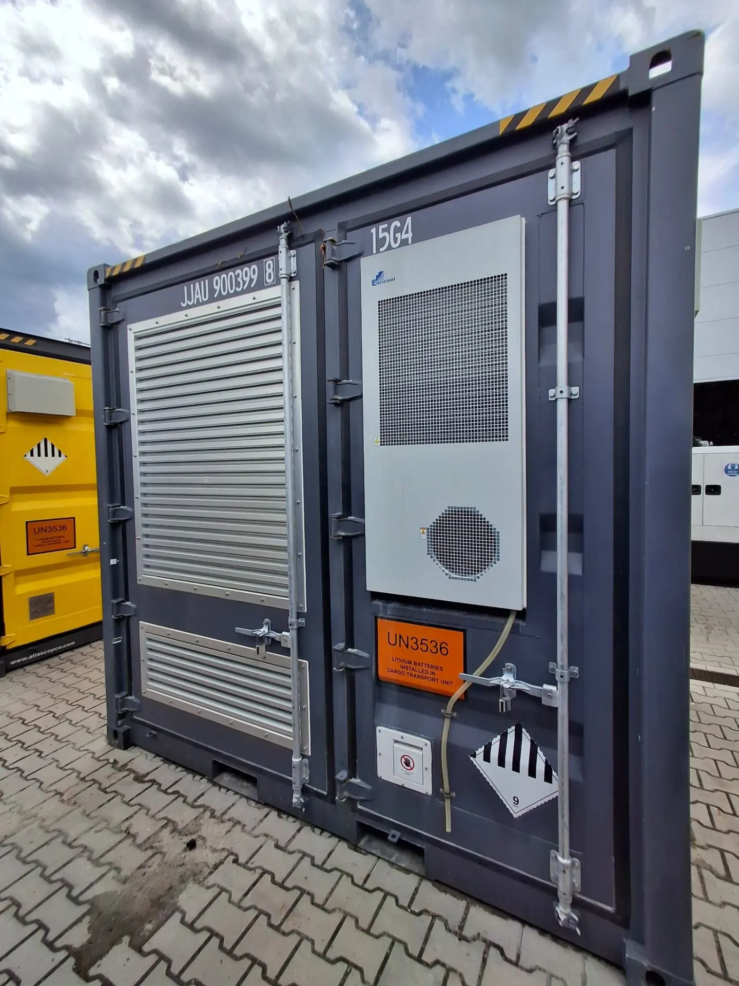 Magazyn energii BESS - widok z boku